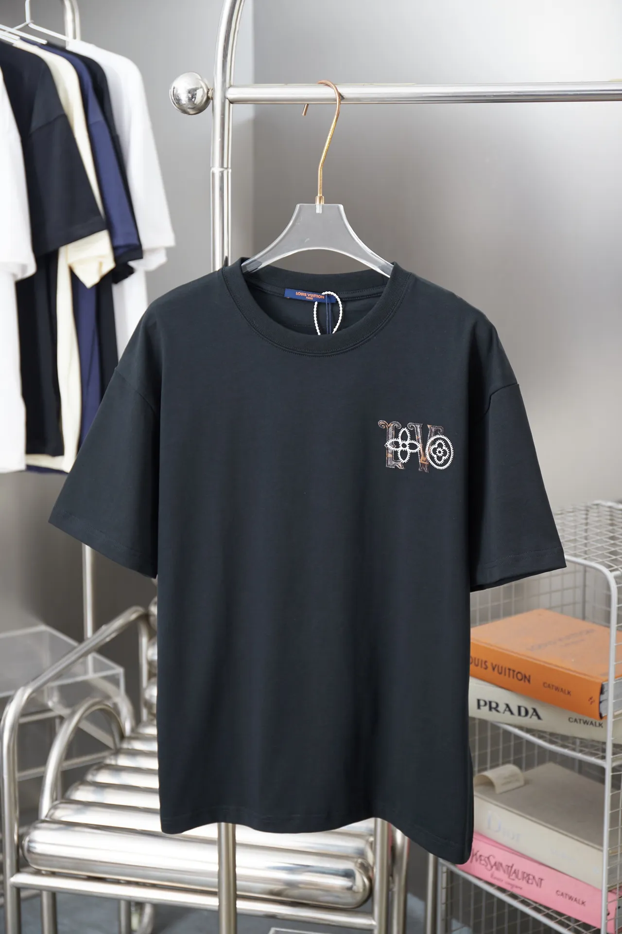 🅿️190 1V 25SS early spring new style Leather embroidered LV letter short sleeves Light luxury A must-have item for daily commuting for men and women Correct version Welcome to compare Detailed features · 320g 100% pure cotton double yarn jersey fabric · Special thickening in the same vat 32 pieces double-strand 1X1 thread . Leather-cut LV letter splicing embroidery · Imported Tajima machine embroidery with various craft letters · Double-needle sewing and cross-seam technology · Original main mark, washed tag, brand moisture-proof paper packaging Color: black/white Size: S/M/L/XL